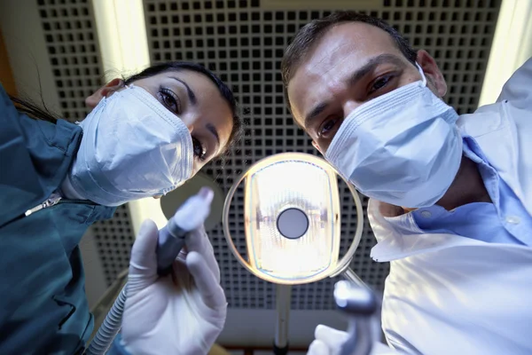 Dentista e assistente de trabalho e preenchimento de dente para paciente doente — Fotografia de Stock