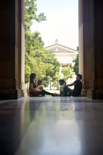학생 들이 대학, 젊은 남자와 이야기 하는 여자의 그룹 — 스톡 사진