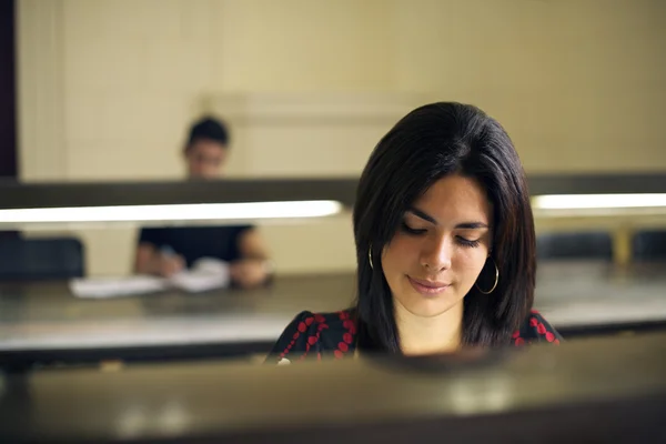 Bibliotek och kvinna universitetsstudent, vacker ung kvinna stu — Stockfoto