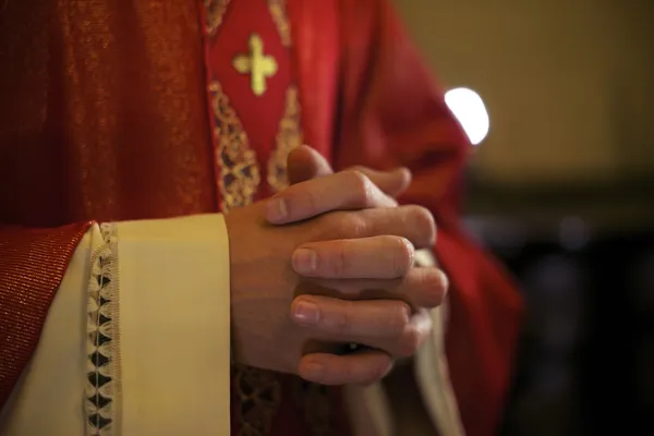 Catholic priest on altar praying during mass — Stock Photo, Image