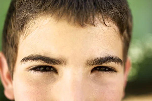 Portret van ernstige jonge jongen staren op camera — Stockfoto