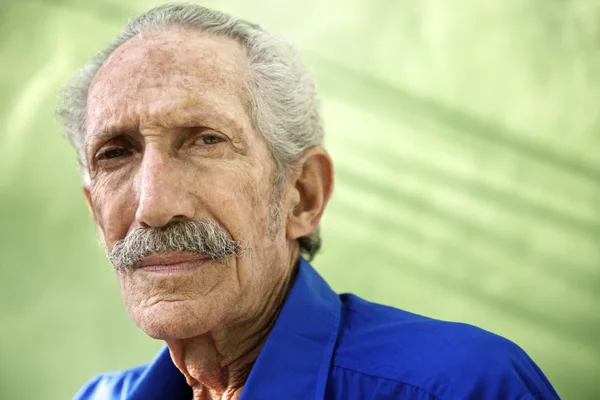 Retrato del viejo y serio hombre hispano mirando a la cámara —  Fotos de Stock