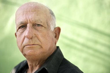 Kameraya bakarak, ciddi, eski İspanyol adam portresi