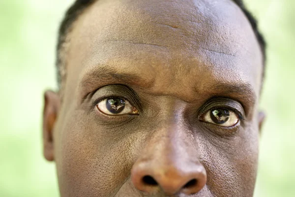 Portret van ernstige oude zwarte man kijken camera — Stockfoto