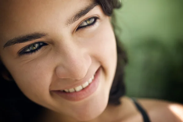 Εύθυμη νεαρή γυναίκα Ισπανόφωνος κοιτάζοντας την κάμερα και χαμογελαστός — Φωτογραφία Αρχείου