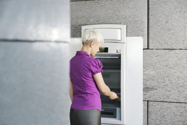genç kadın, atm kartı ile para çekme