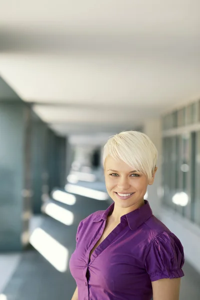 Mulher de negócios feliz olhando e sorrindo para a câmera — Fotografia de Stock