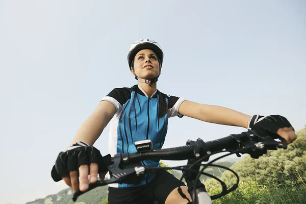 Młoda kobieta treningu na rowerze górskim i jazda na rowerze w parku — Zdjęcie stockowe
