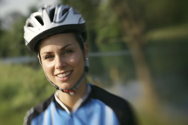 Ung kvinna utbildning på mountainbike och cykling i park — Stockfoto