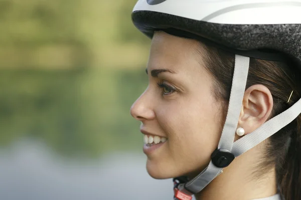 Junge Frau trainiert auf Mountainbike und radelt im Park — Stockfoto