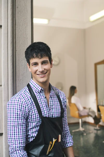 Portret człowieka pracy jako fryzjer i uśmiechając się — Zdjęcie stockowe
