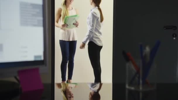 Equipo de mujeres de negocios que trabajan en la oficina por la noche — Vídeo de stock