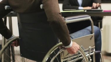 toplantıda tekerlekli sandalye Engelli iş adamı portresi
