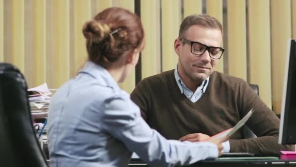 Portret van zakenvrouw bij sollicitatiegesprek — Stockvideo