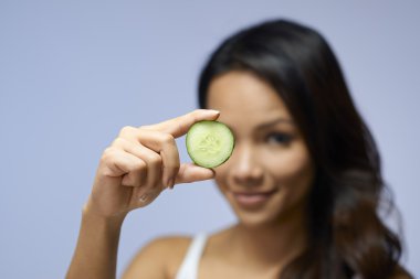 kozmetik ve güzellik kremi kullanan Asyalı kız