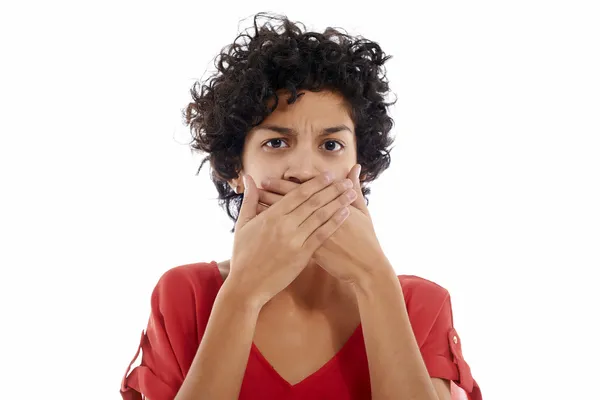 Triste donna ispanica con le mani sulla bocca — Foto Stock