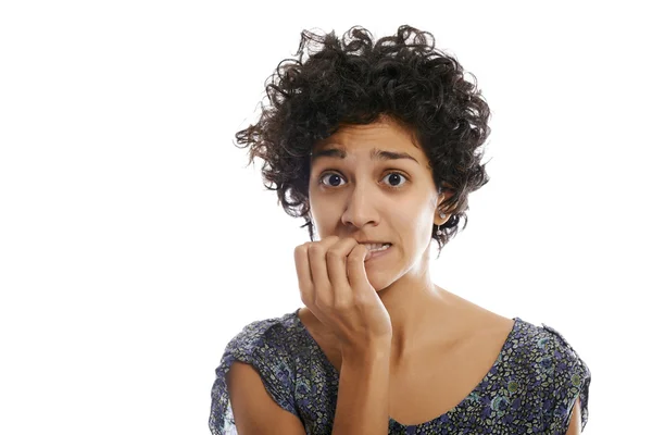 Porträt einer gestressten Frau, die in den Fingernagel beißt — Stockfoto