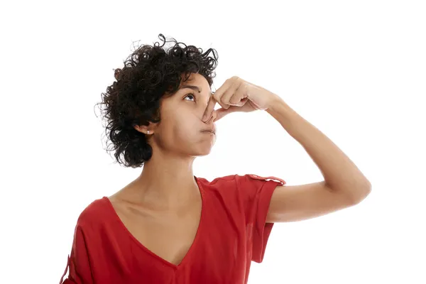 Mujer joven hispana conteniendo la respiración — Foto de Stock