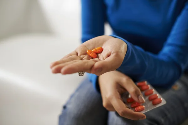 Asiático mulher segurando pílulas e medicina na mão — Fotografia de Stock