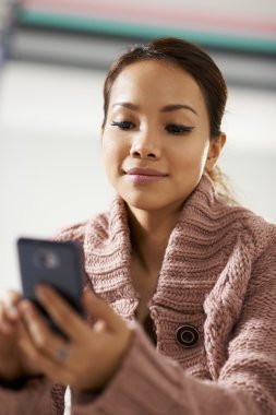 Asyalı kız smarthphone SMS okuma
