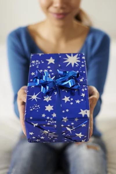 Asian girl holding gift box to the camera — Stock Photo, Image