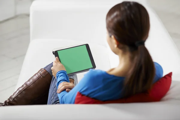 Asyalı kız touch pad aygıt kullanma — Stok fotoğraf