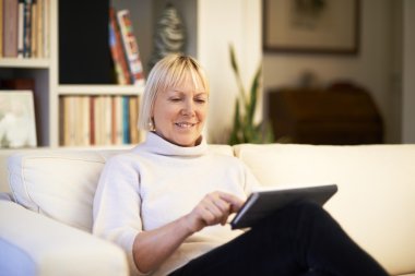 touch pad aygıtı kullanan kadın kıdemli