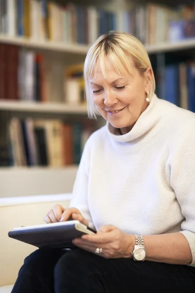 Senior vrouw met behulp van touch pad apparaat — Stockfoto