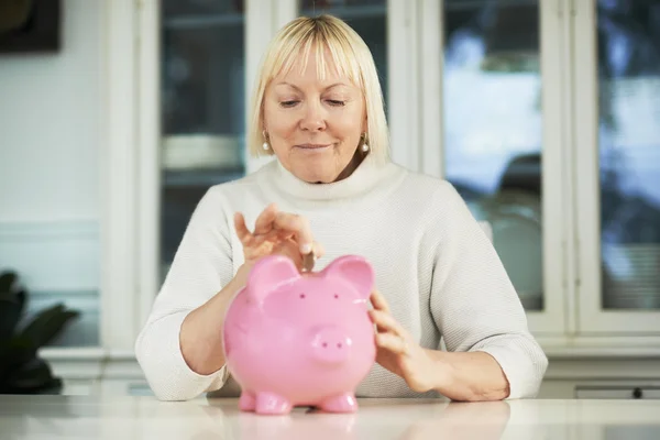 Yaşlı kadın servet ve euro para gösteriliyor — Stok fotoğraf
