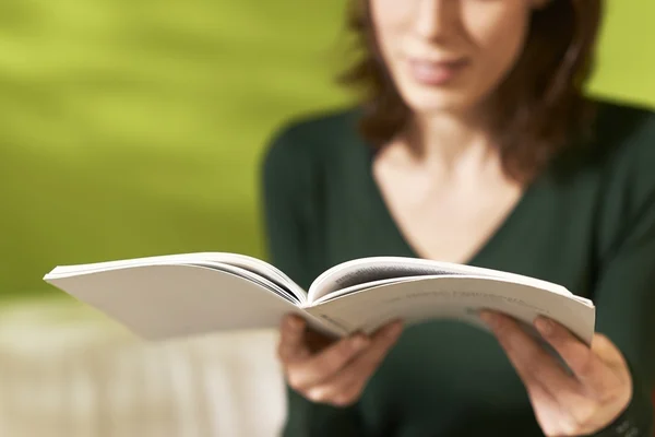 Menina estudando literatura com livro em casa — Fotografia de Stock