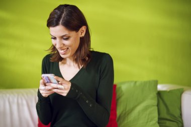 evde smarthphone sms gönüllülük kız portresi