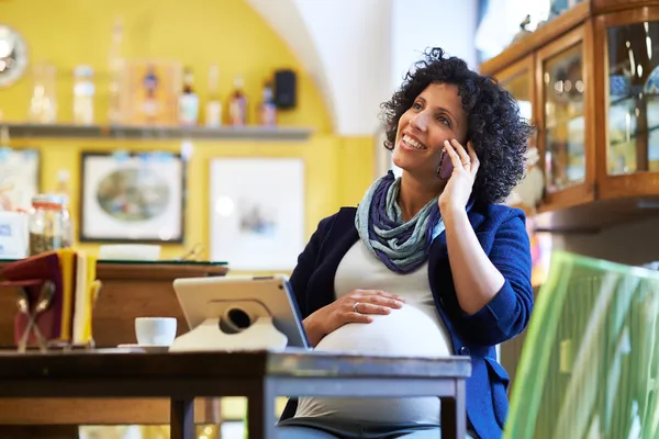 Donna incinta che beve caffè espresso nel bar — Foto Stock