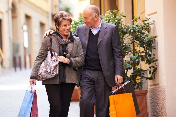 Senior oude man en vrouw winkelen in Italië — Stockfoto