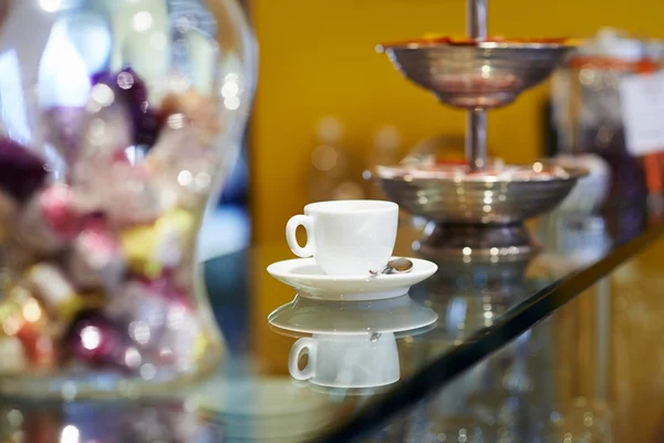 Italienische Espresso-Kaffeetasse auf der Theke in der Cafeteria — Stockfoto