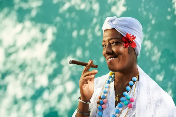 Portrét kubánské černá žena kouření doutníku — Stock fotografie
