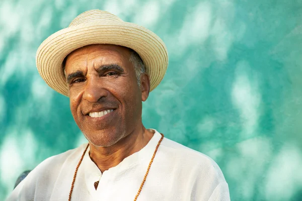 Retrato del hombre hispano mayor sonriendo a la cámara — Foto de Stock