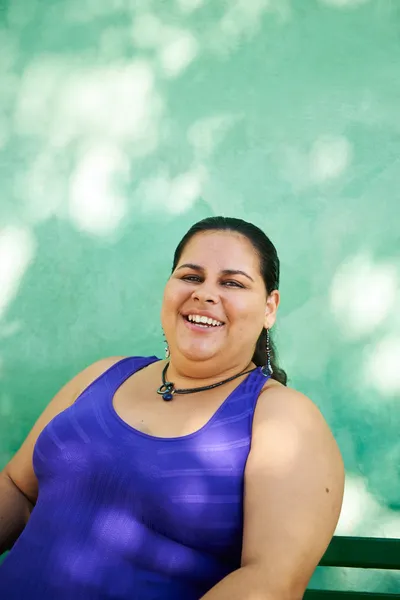 Porträtt av fet kvinna tittar på kameran och ler — Stockfoto
