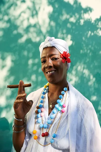 Retrato de mujer negra cubana fumando cigarro — Foto de Stock