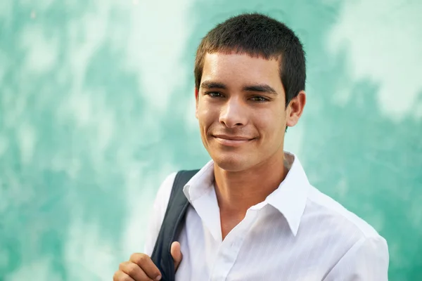 College studente-Ritratto di giovane uomo sorridente — Foto Stock