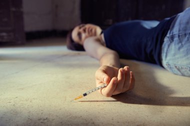 uyuşturucu bağımlılığı-genç kadın enjekte ederek kahraman şırınga ile