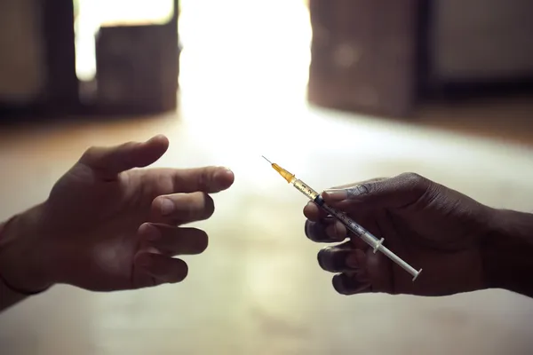 Drug abuse with people sharing the same syringe — Stock Photo, Image