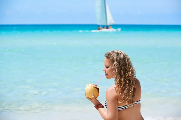 Портрет женщины, отдыхающей с коктейлем на кубинском пляже — стоковое фото