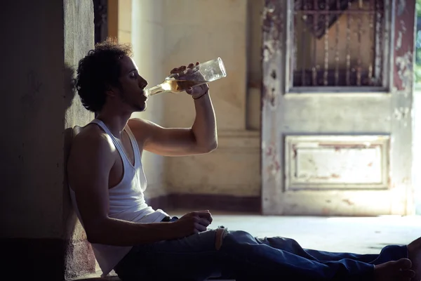 Portret van dronken mannelijke alcoholist drinken van whisky — Stockfoto