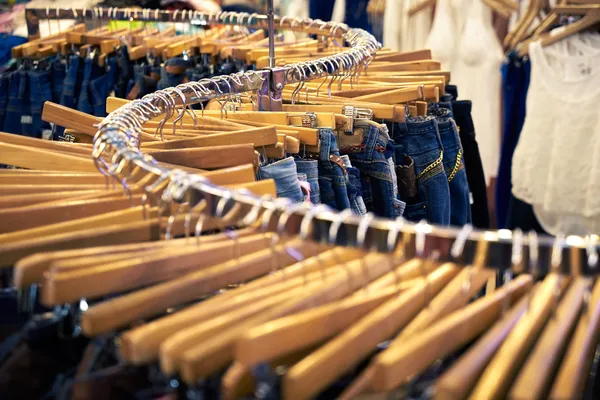 Kläder och retail store-view av shop med jeans.tif — Stockfoto