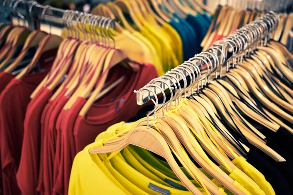 Oděvy a maloobchodní store pohled obchod s tričko — Stock fotografie