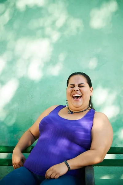 Портрет толстой женщины, смотрящей в камеру и улыбающейся — стоковое фото