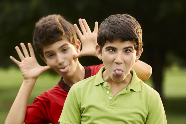 Meninos hispânicos felizes fazendo um grimace na câmera — Fotografia de Stock