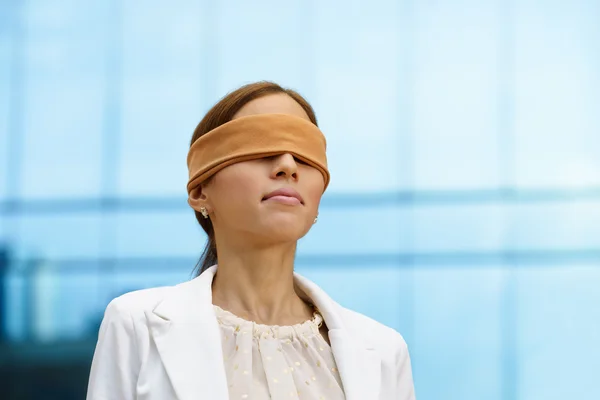 Mujer de negocios hispana con los ojos vendados cerca del edificio de oficinas —  Fotos de Stock