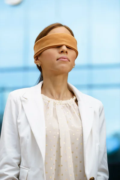 Mujer de negocios hispana con los ojos vendados cerca del edificio de oficinas — Foto de Stock