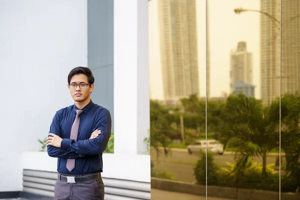 Porträt eines stolzen und selbstbewussten chinesischen Büroangestellten — Stockfoto